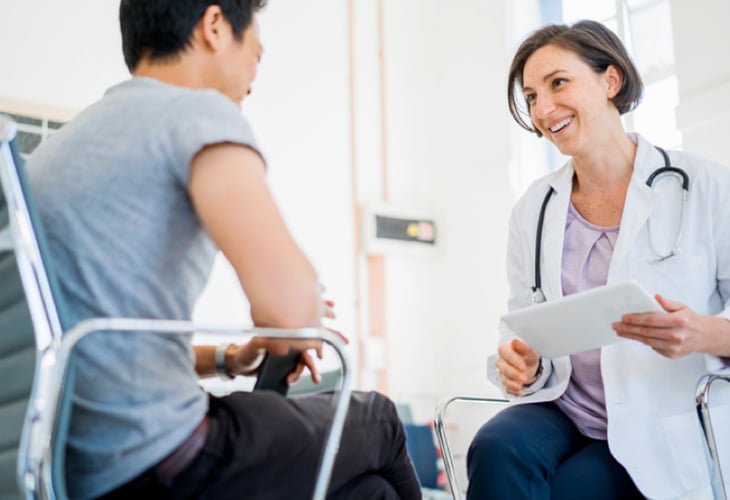 Image of doctor explaining asthma treatment